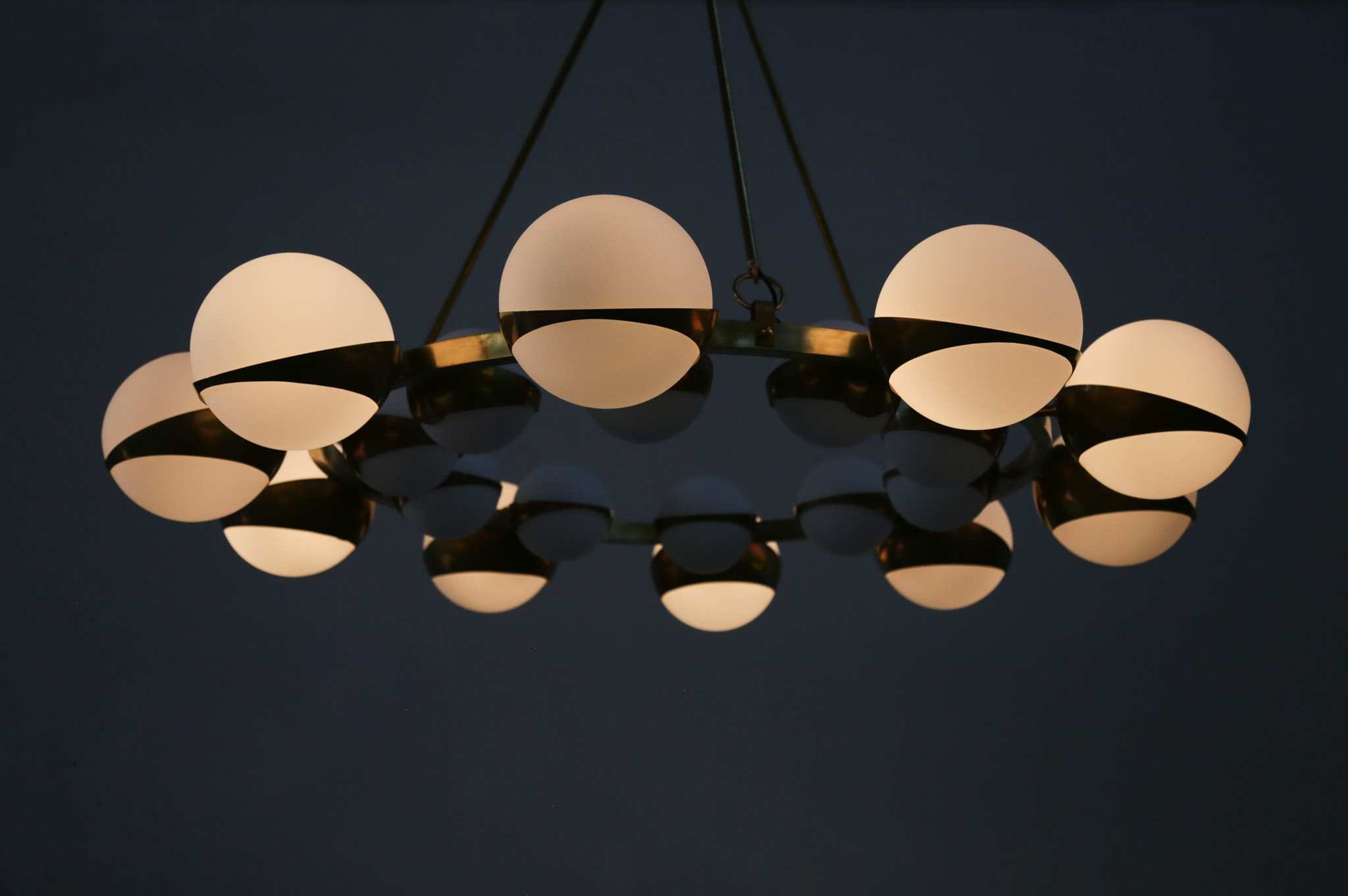 Grand lustre italien moderne style Stilnovo chandelier italian design