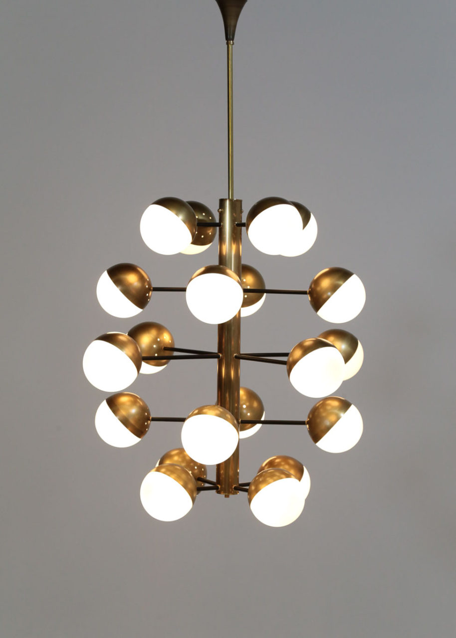 Grand lustre italien de style Stilnovo en laiton, mi-siècle moderne En