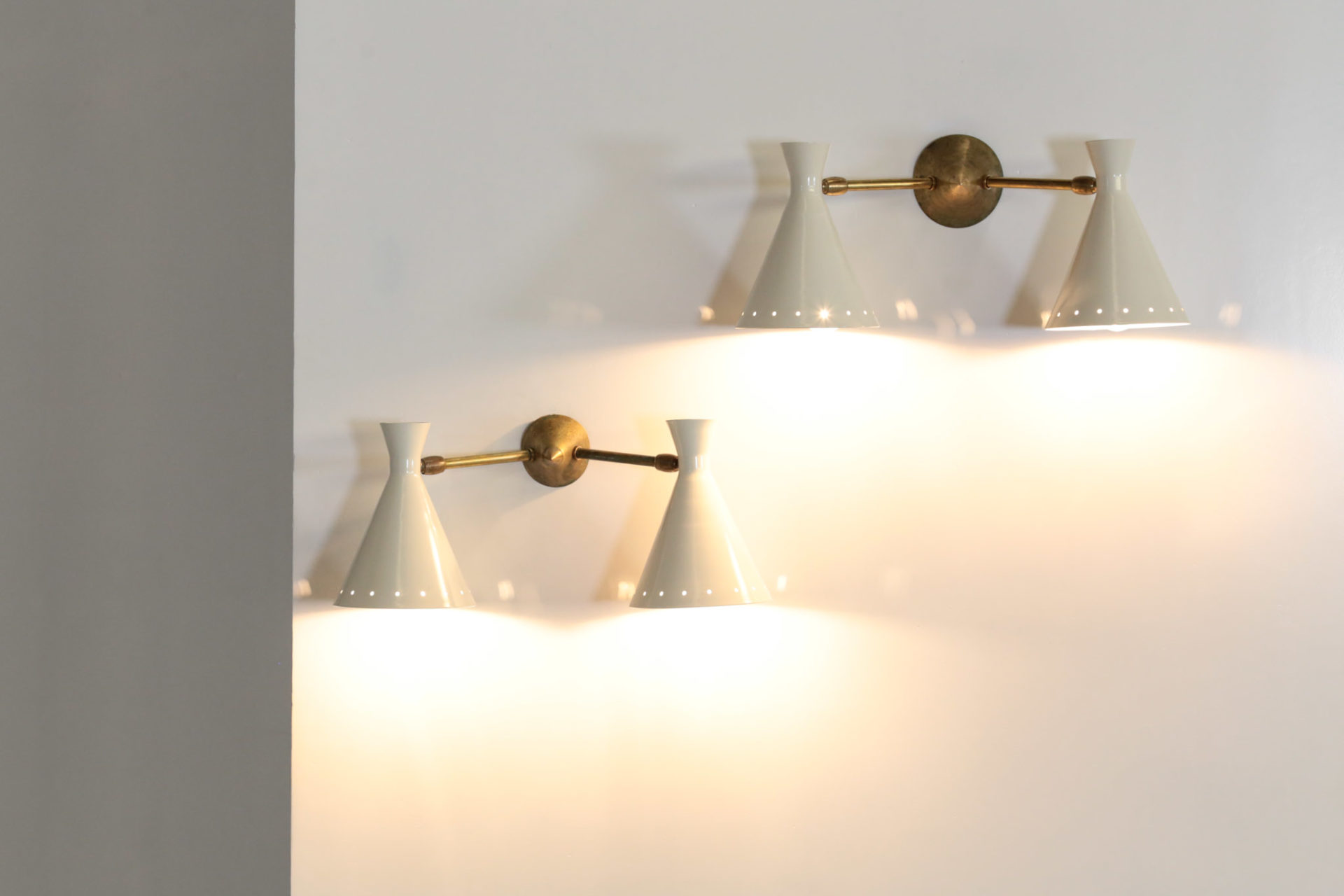Paire d'appliques murales italiennes diabolo de design 1950 | €510 Paire d'appliques murales italiennes diabolo de design 1950 | €510