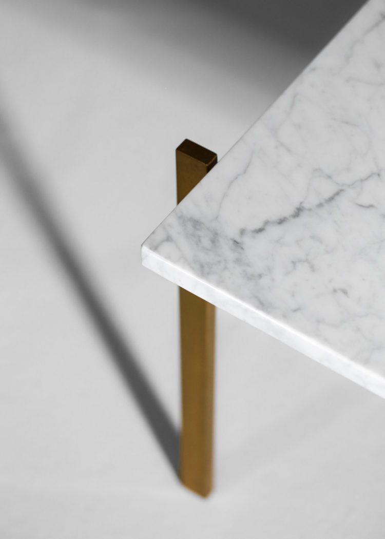 table basse style poul kjaerholm laiton marbre de carrare