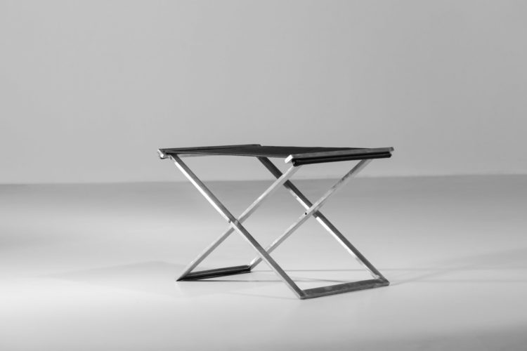 tabouret moderne en acier et cuir style poul Kjaerholm