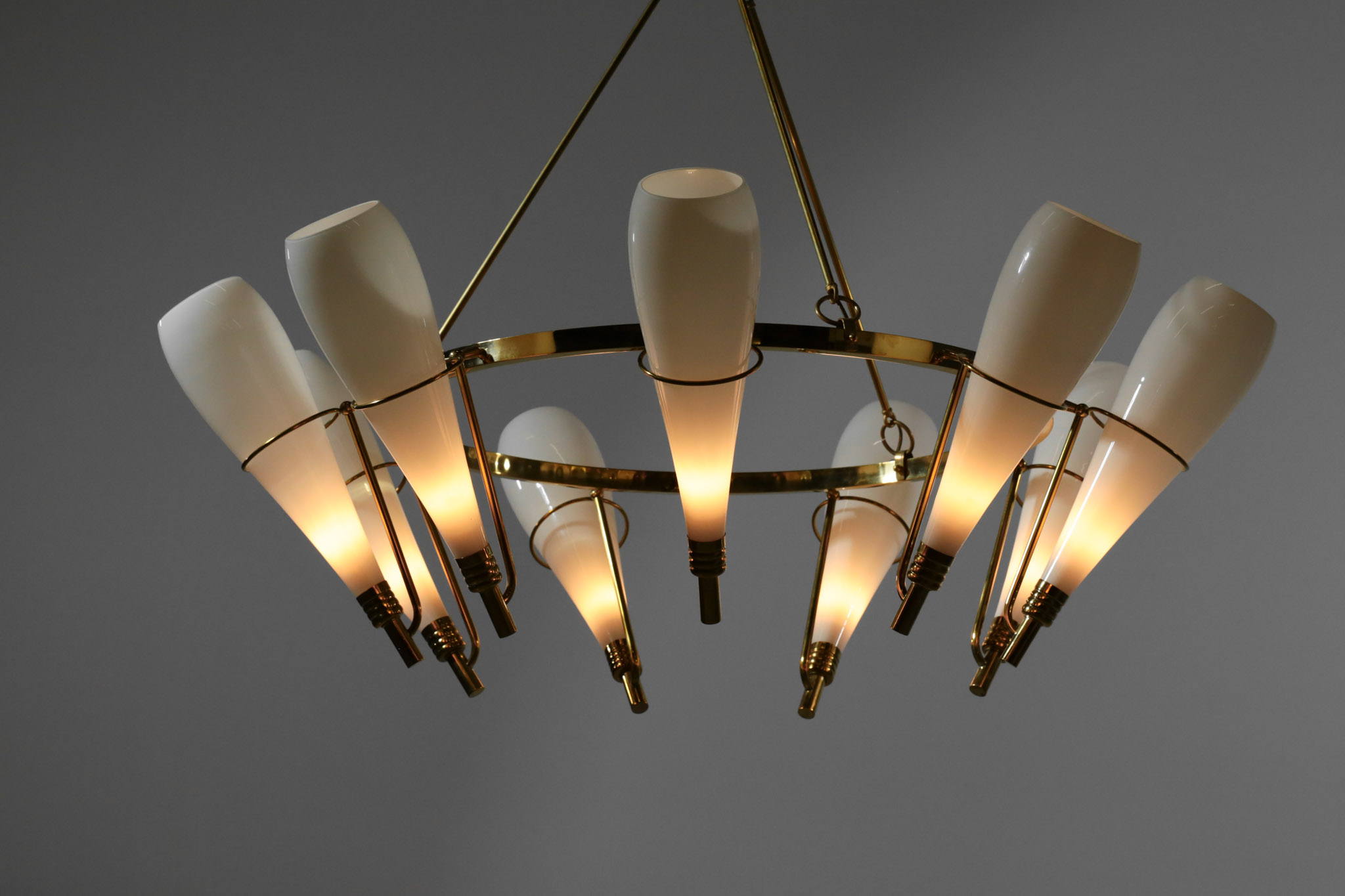 Lustre moderne 9 flambeaux opalines design italien  style 