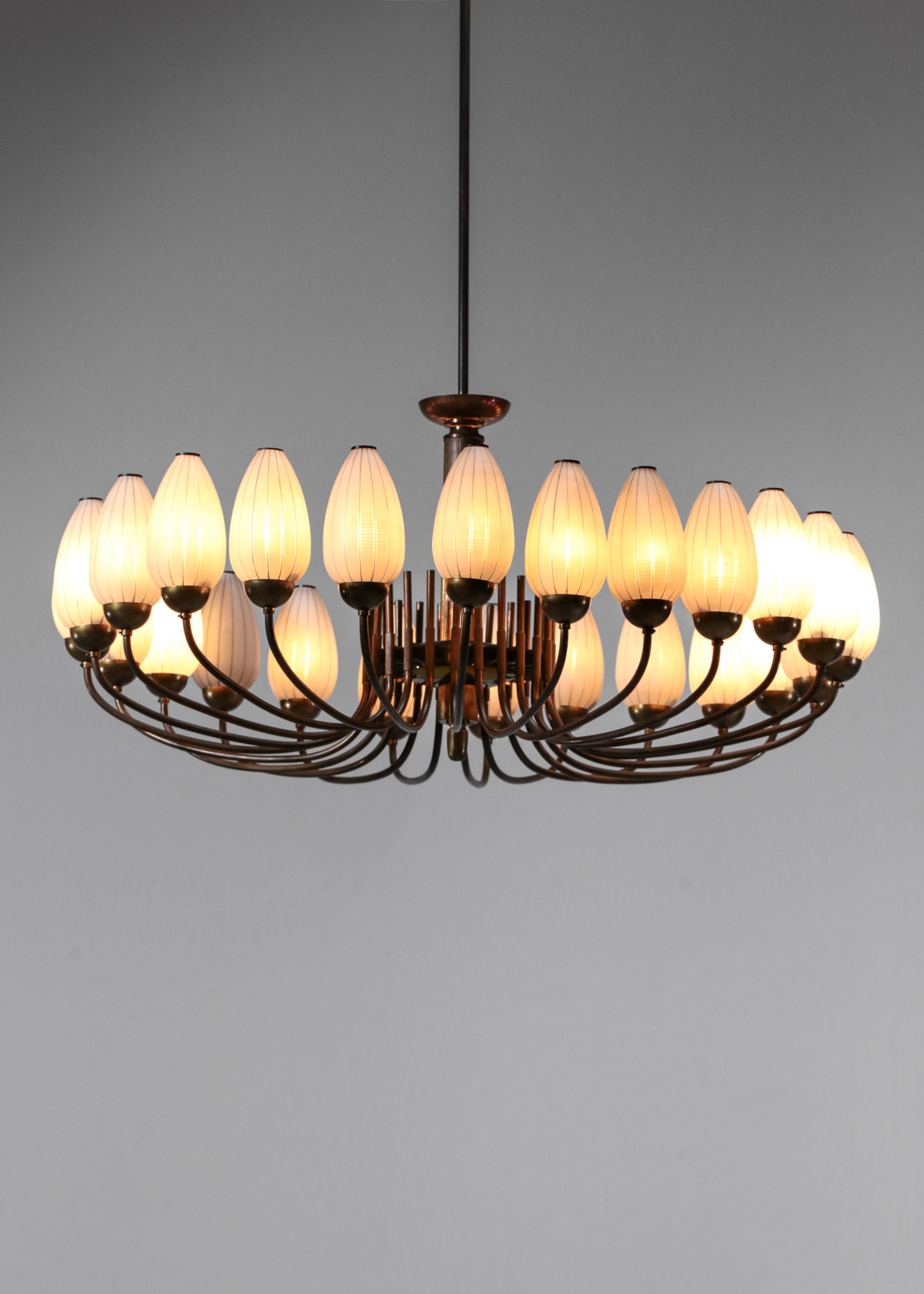 Lustre italien en laiton, fer et verre opalin, années 1950 En vente sur