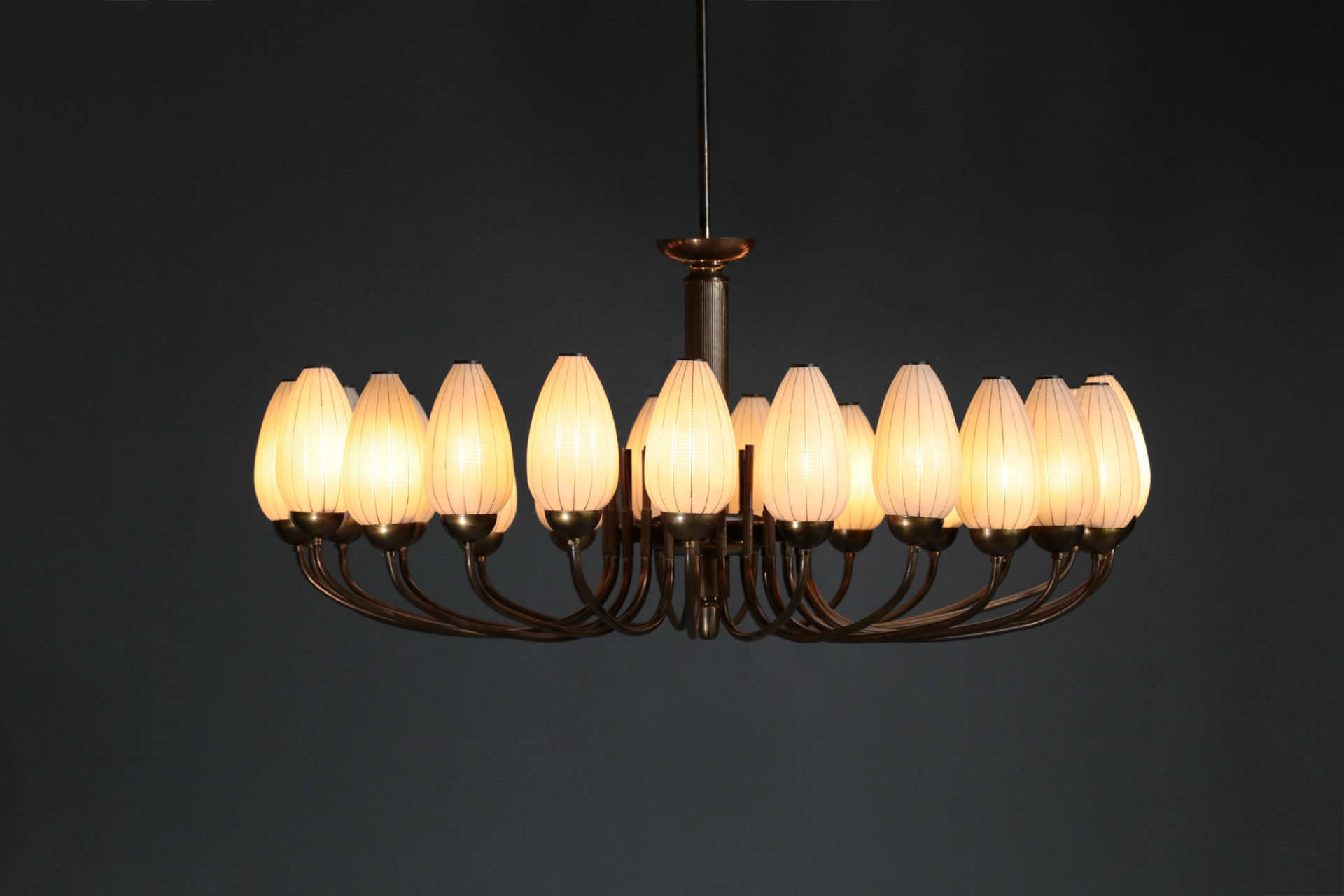 Lustre en verre opalin des années 1960 En vente sur