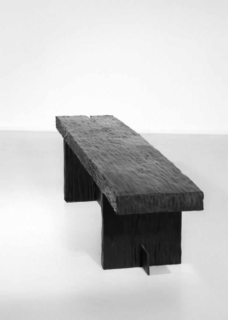 banc / table basse moderne en bois bruler travaillé à la gouge