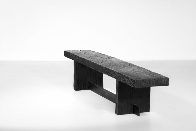banc / table basse moderne en bois bruler travaillé à la gouge