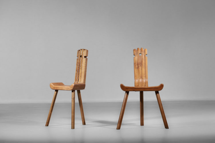 paire de chaises tripodes francaise des années 60 en chene massif 8