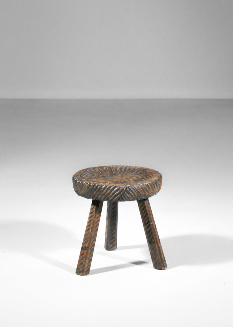 tabouret francais en bois travaillé à la gouge