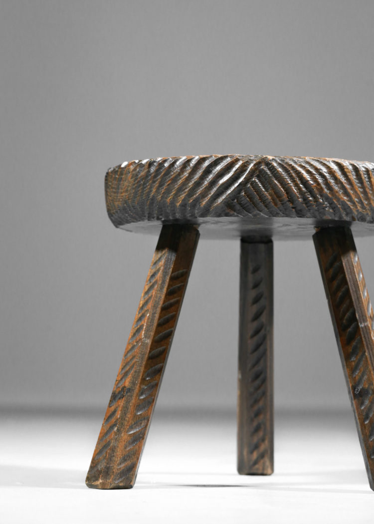 tabouret francais en bois travaillé à la gouge