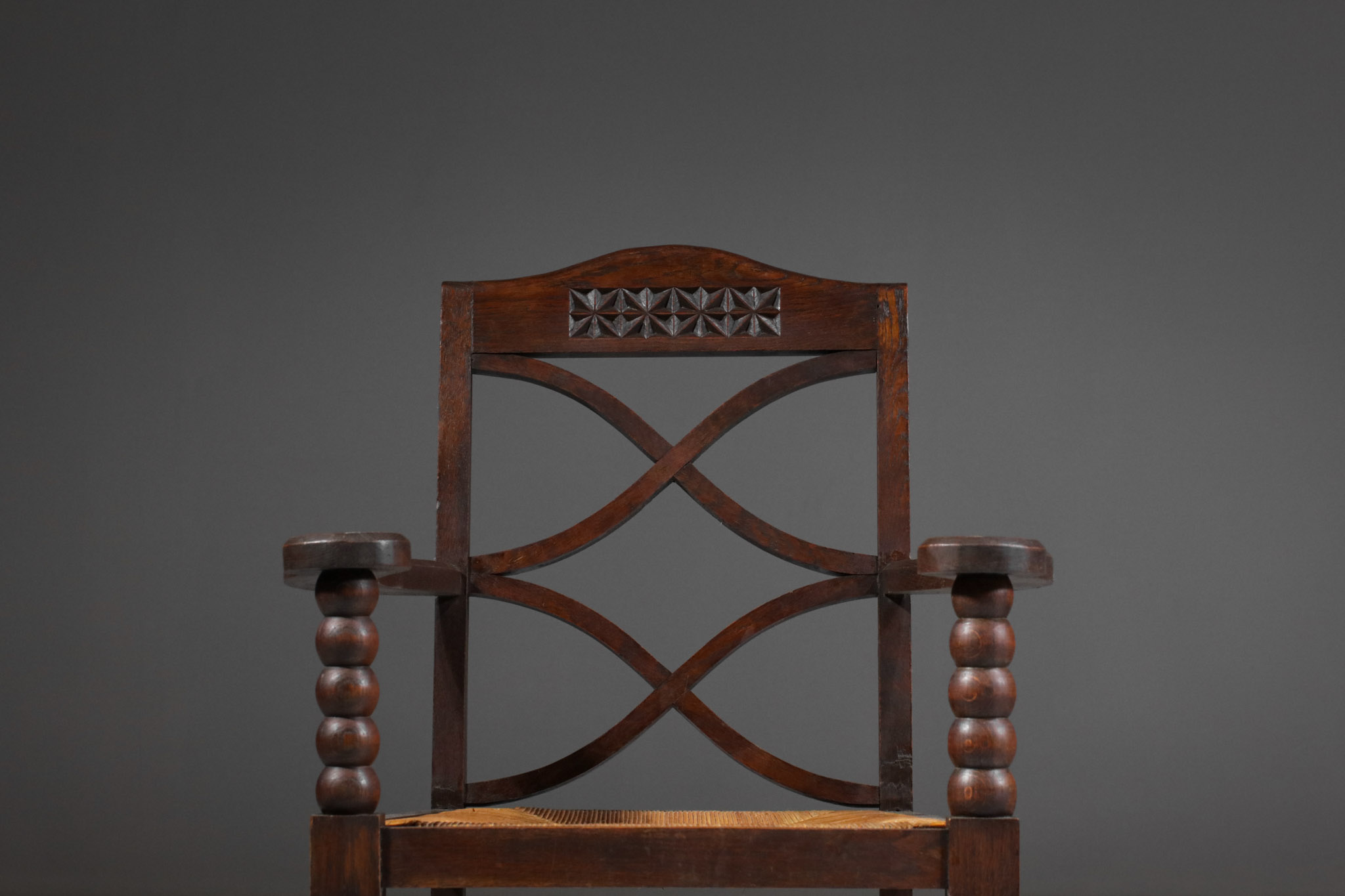 paire de fauteuil regionaliste vintage paillé années 60 F105 paire de fauteuil regionaliste vintage paillé années 60 F105