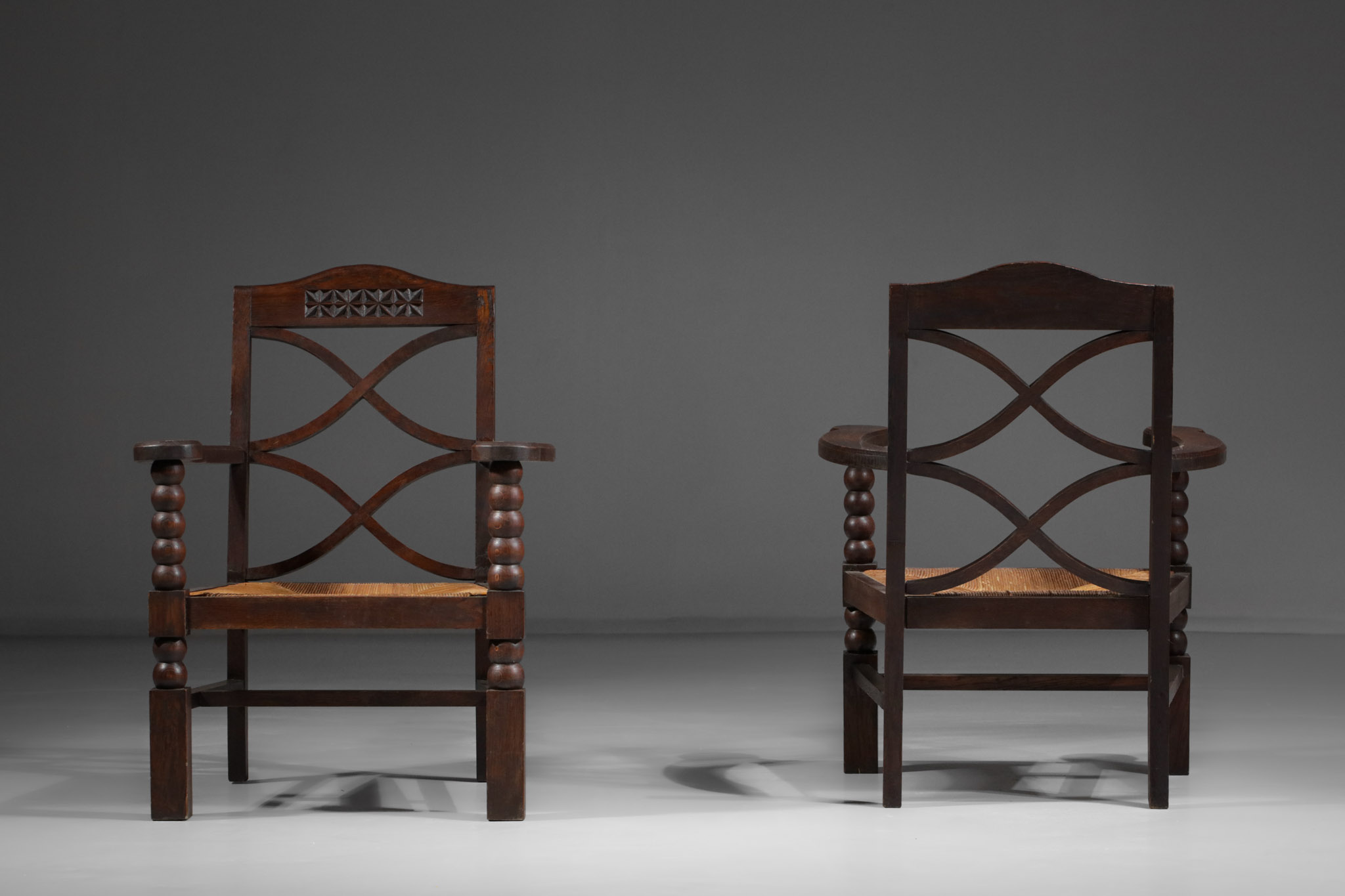 paire de fauteuil regionaliste vintage paillé années 60 F105 paire de fauteuil regionaliste vintage paillé années 60 F105