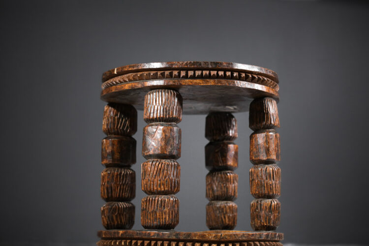 Gueridon bout de canapé africain en bois sculpté années 60 E557