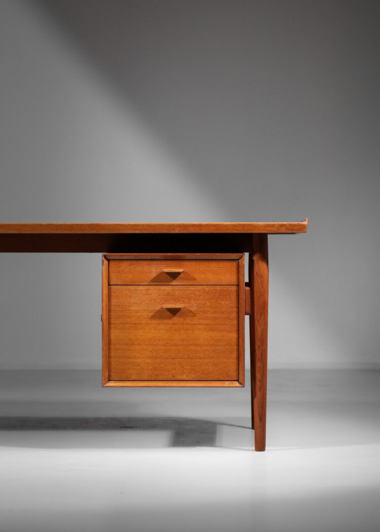 grand bureau arne vodder un caisson en teck danois scandinave E519