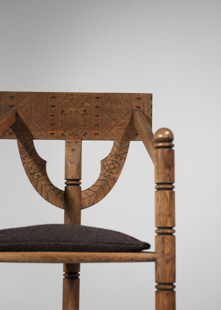 Chaise scandinave tripode sculptée chêne massif