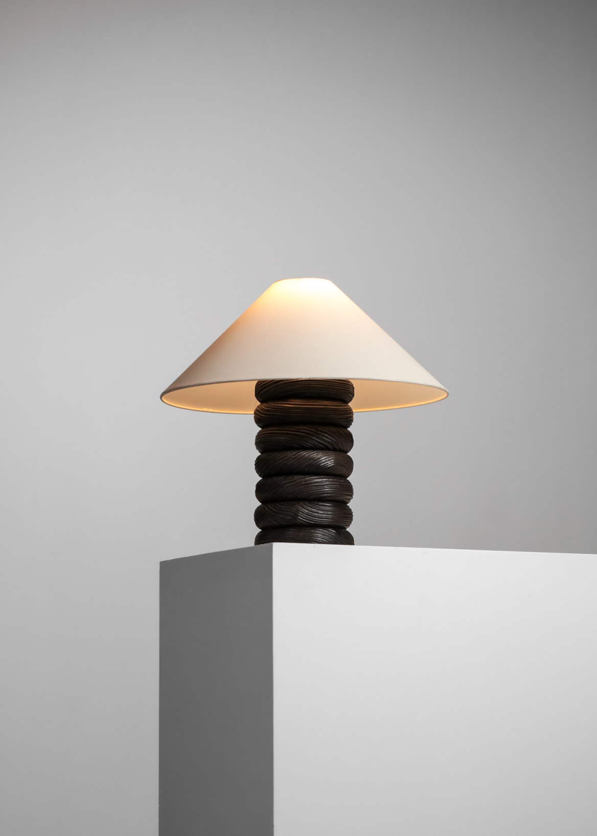 lampe de table rondin par vincent vincent bois brulé