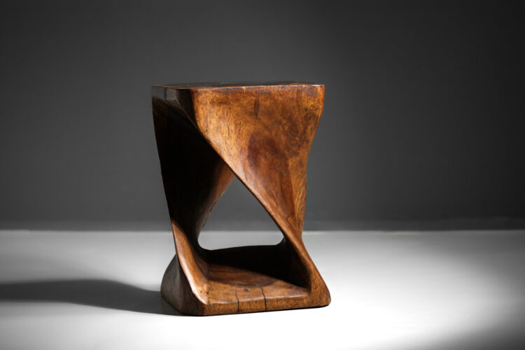 Tabouret en bois massif sculpté style bresilien zanine caldas années 60 F421
