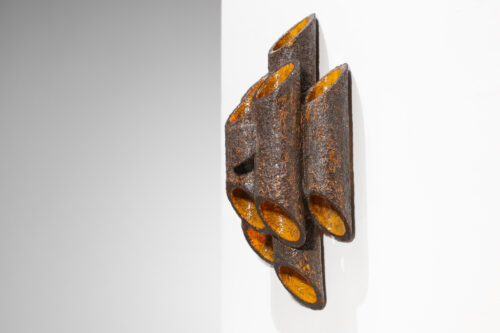 applique danoise en céramique brutaliste tubes marrons et oranges signée années 60 - E141