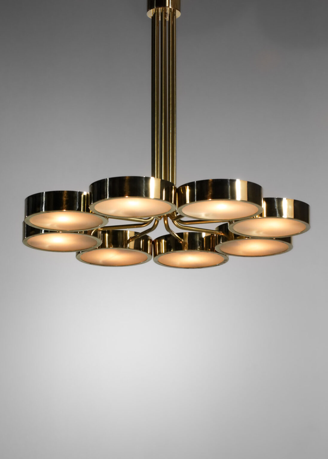 Lustre italien en laiton et opaline En vente sur