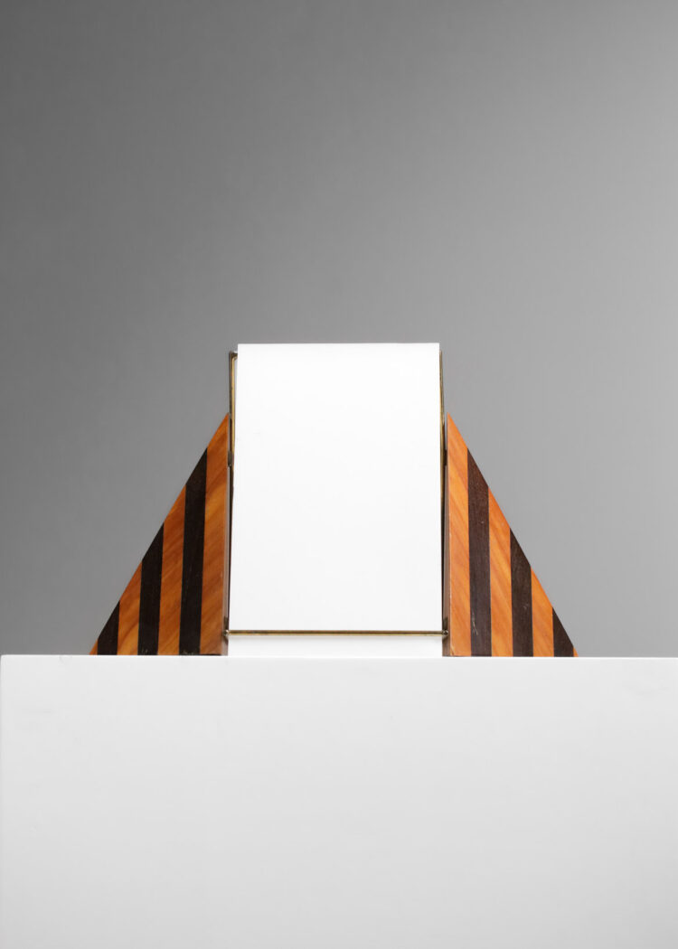 lampe de table italienne années 80 pyramide plexiglass et bois style Scarpa
