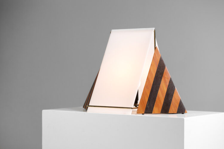 lampe de table italienne années 80 pyramide plexiglass et bois style Scarpa