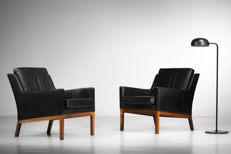 paire de fauteuil danois années 70 en cuir noir et palissandre de rio Kai Lyngfeldt Larsen - G123