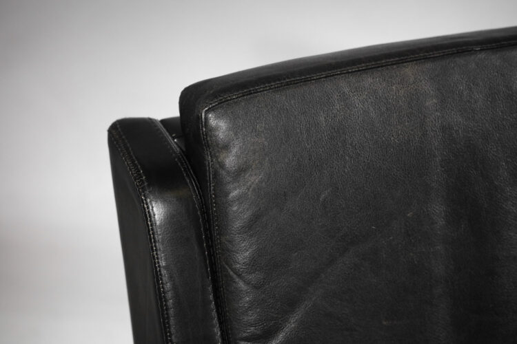 paire de fauteuil danois années 70 en cuir noir et palissandre de rio Kai Lyngfeldt Larsen - G123