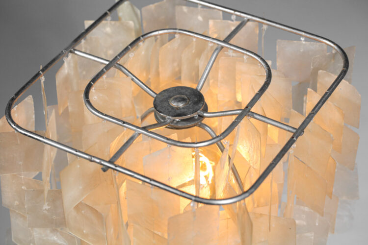 lampe de table artisanal unique en nacre années 70 style Verner Panton