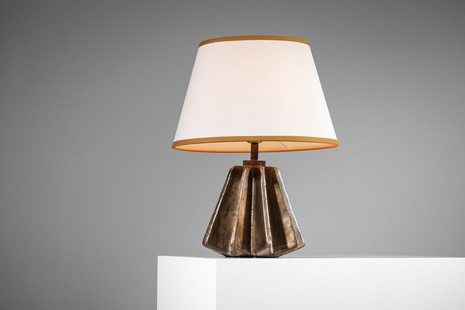 Lampe à poser par donna pour Danke Galerie bronze massif patiné