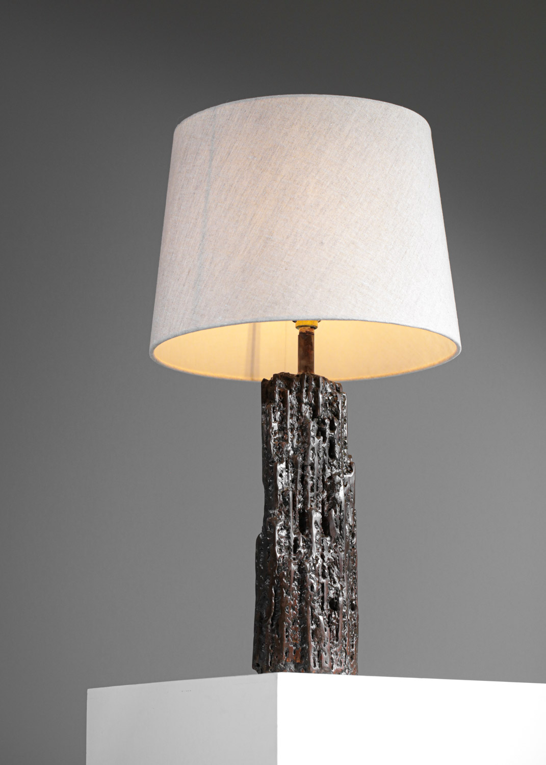 Lampe à poser par Donna pour Danke Galerie pietementt en métal patiné - DONNA