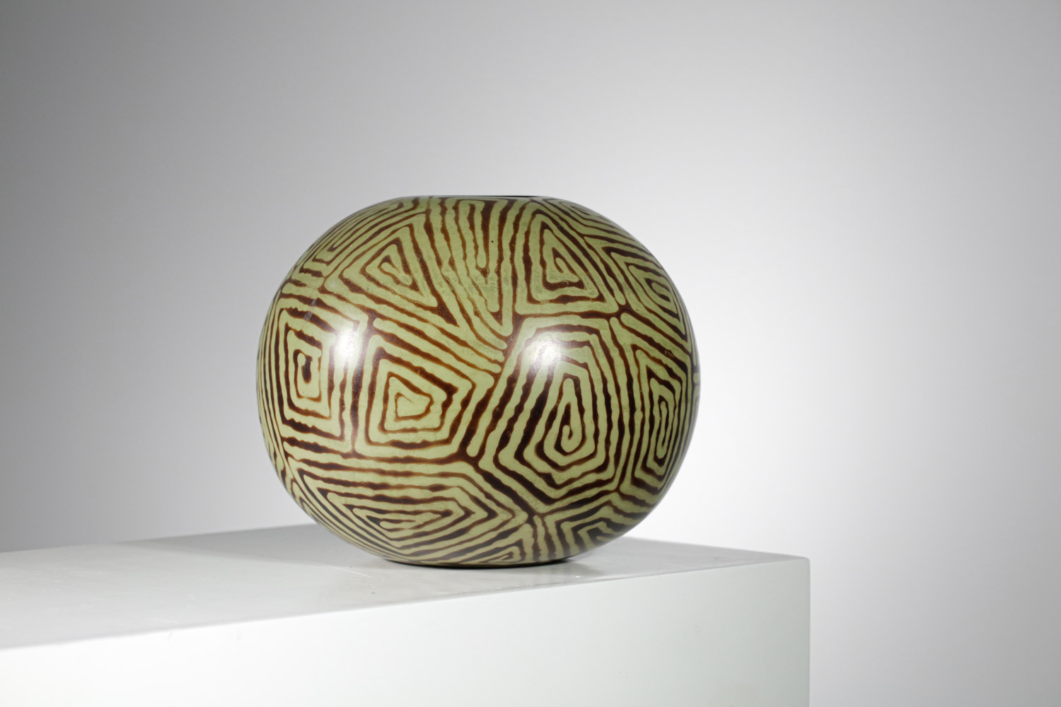 Vase boule décor géométrique style art déco - E088