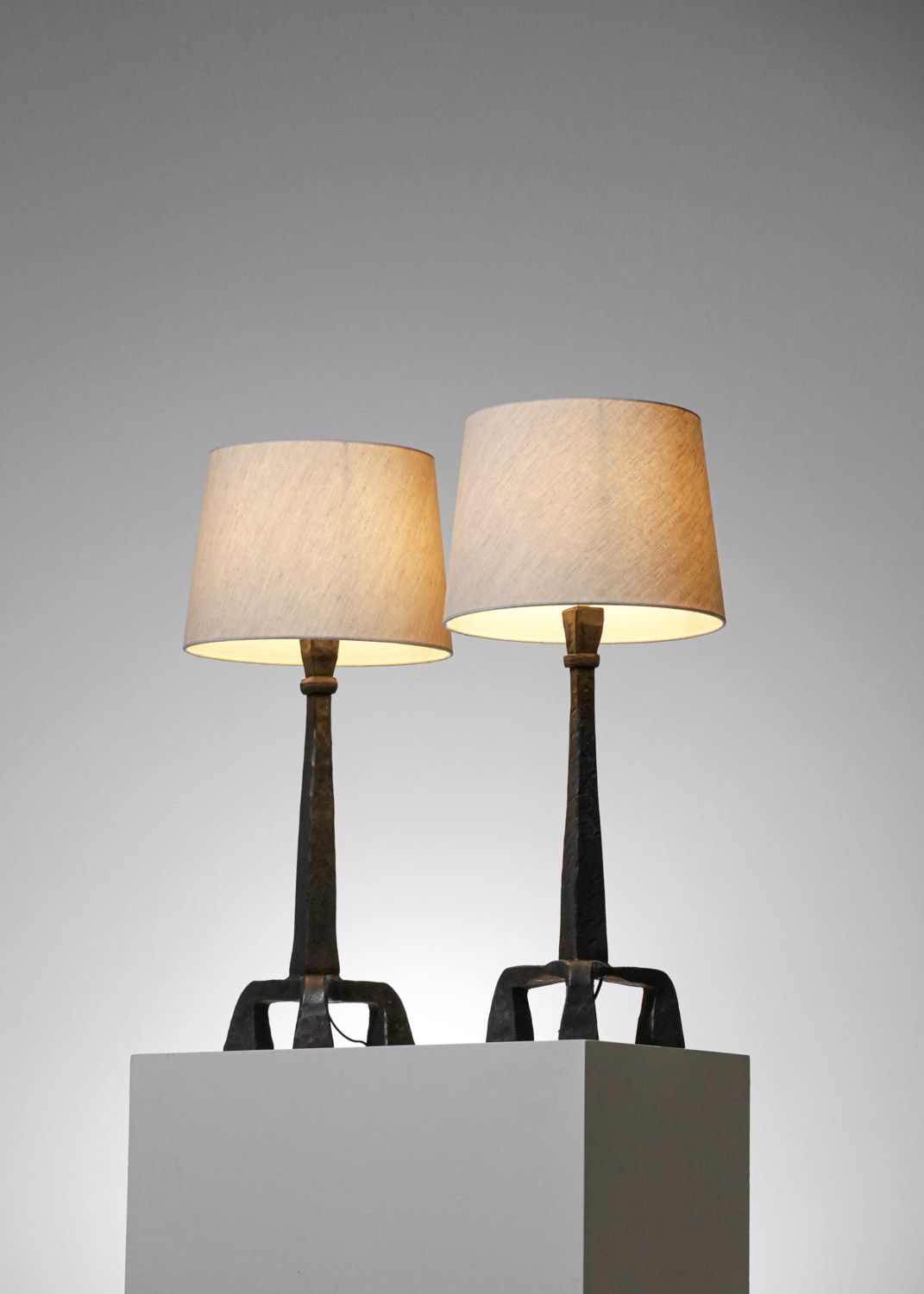 paire de lampes de table tripodes en fer forgé brutaliste style Diego Giacometti - F647