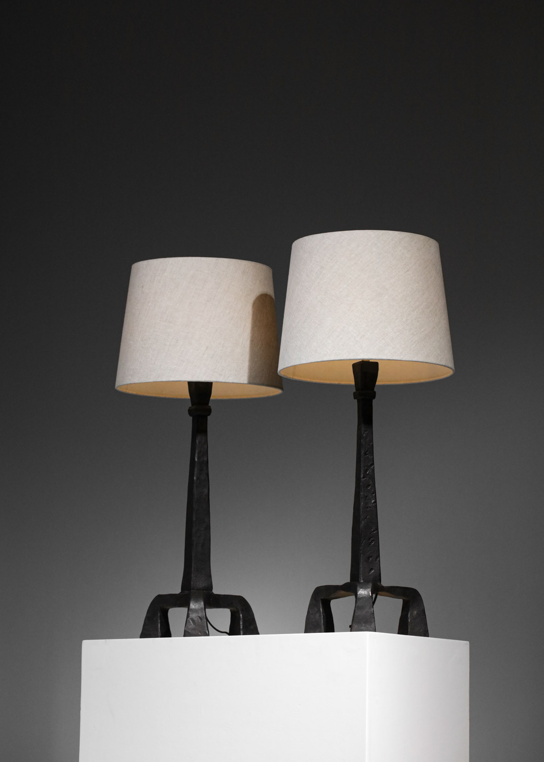 paire de lampes de table tripodes en fer forgé brutaliste style Diego Giacometti - F647