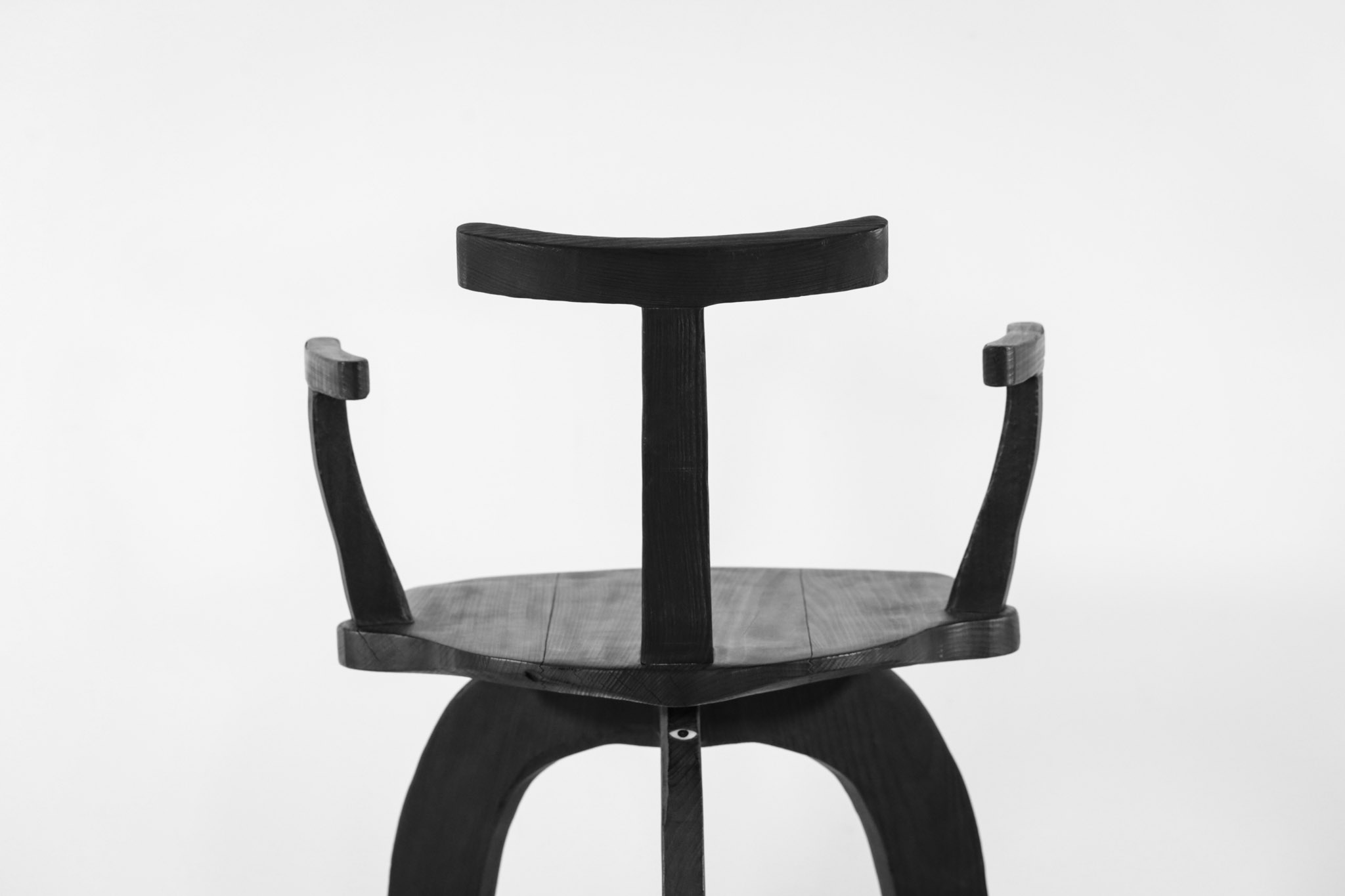 fauteuil 80/20 bois brûlé par Vincent Vincent VV102
