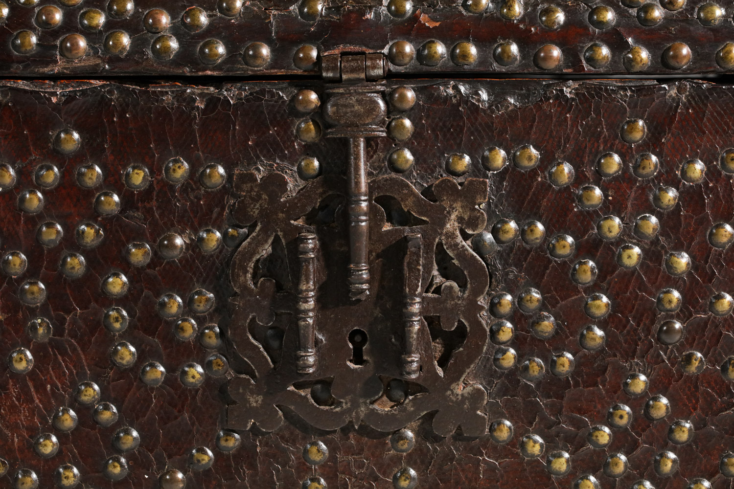 Coffre malle XVIIe siècle en cuir clouté - G820