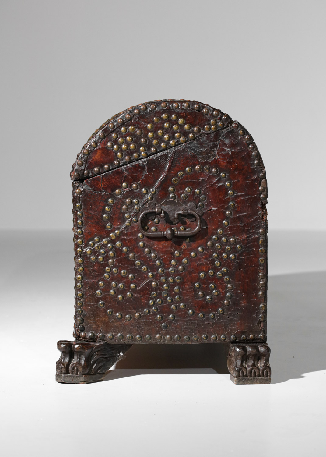 Coffre malle XVIIe siècle en cuir clouté - G820