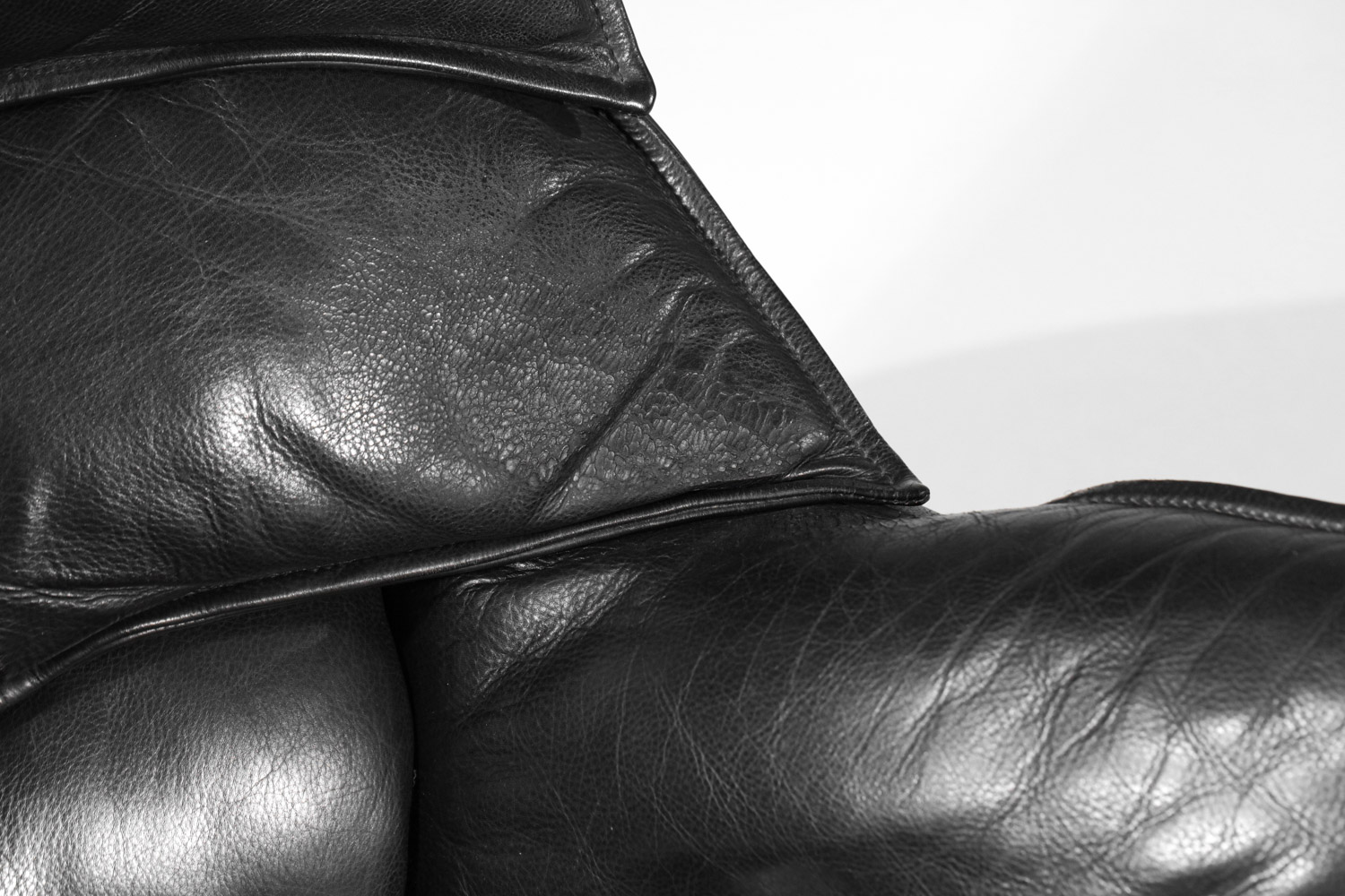 fauteuil et repose pied en cuir noir Bernard Massot années 70/80 - G635