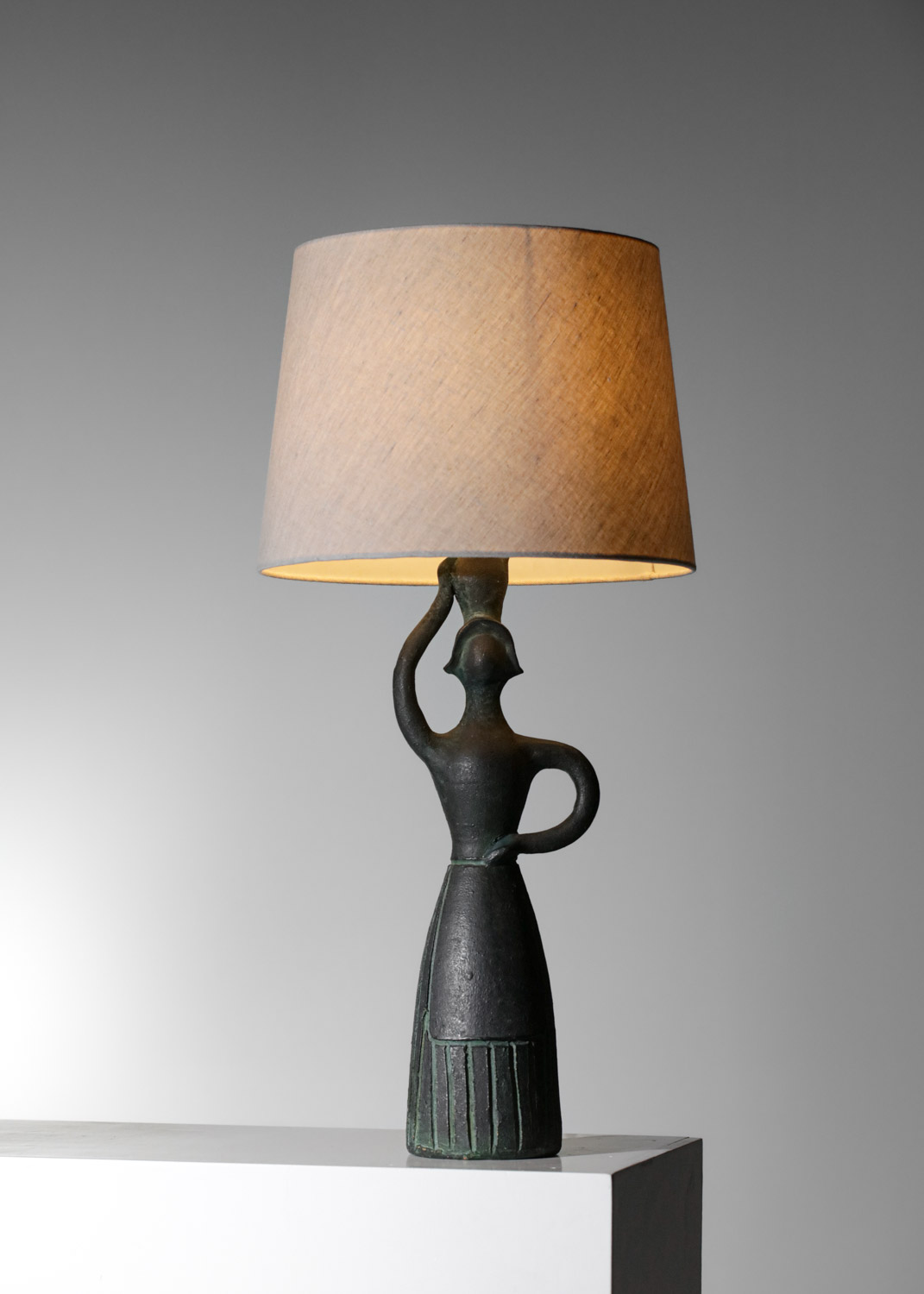 grande lampe de table en ceramique porteuse d_eau attribuée à accolay années 60 - G633