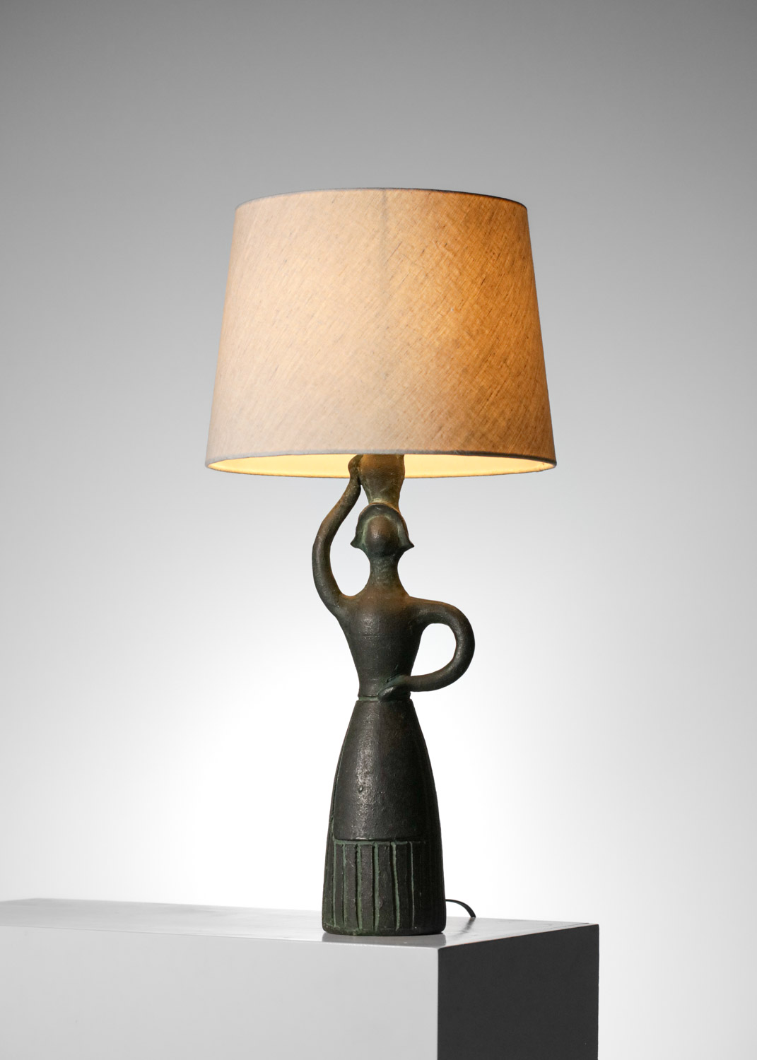 grande lampe de table en ceramique porteuse d_eau attribuée à accolay années 60 - G633