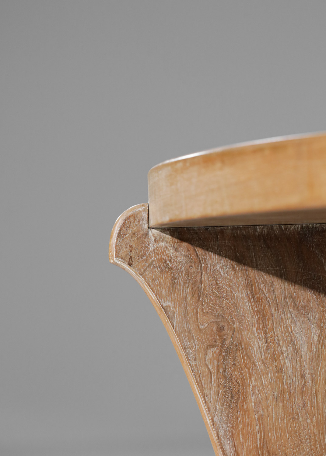 guéridon années 40 art déco en bois céruse style André Arbus - G369