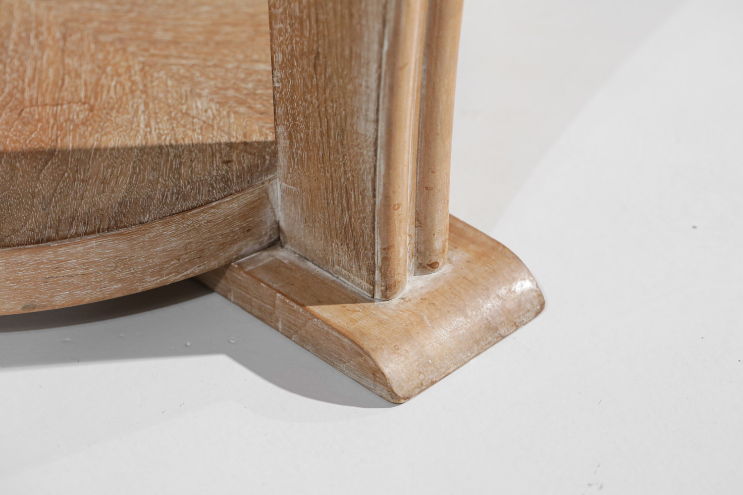 guéridon années 40 art déco en bois céruse style André Arbus - G369