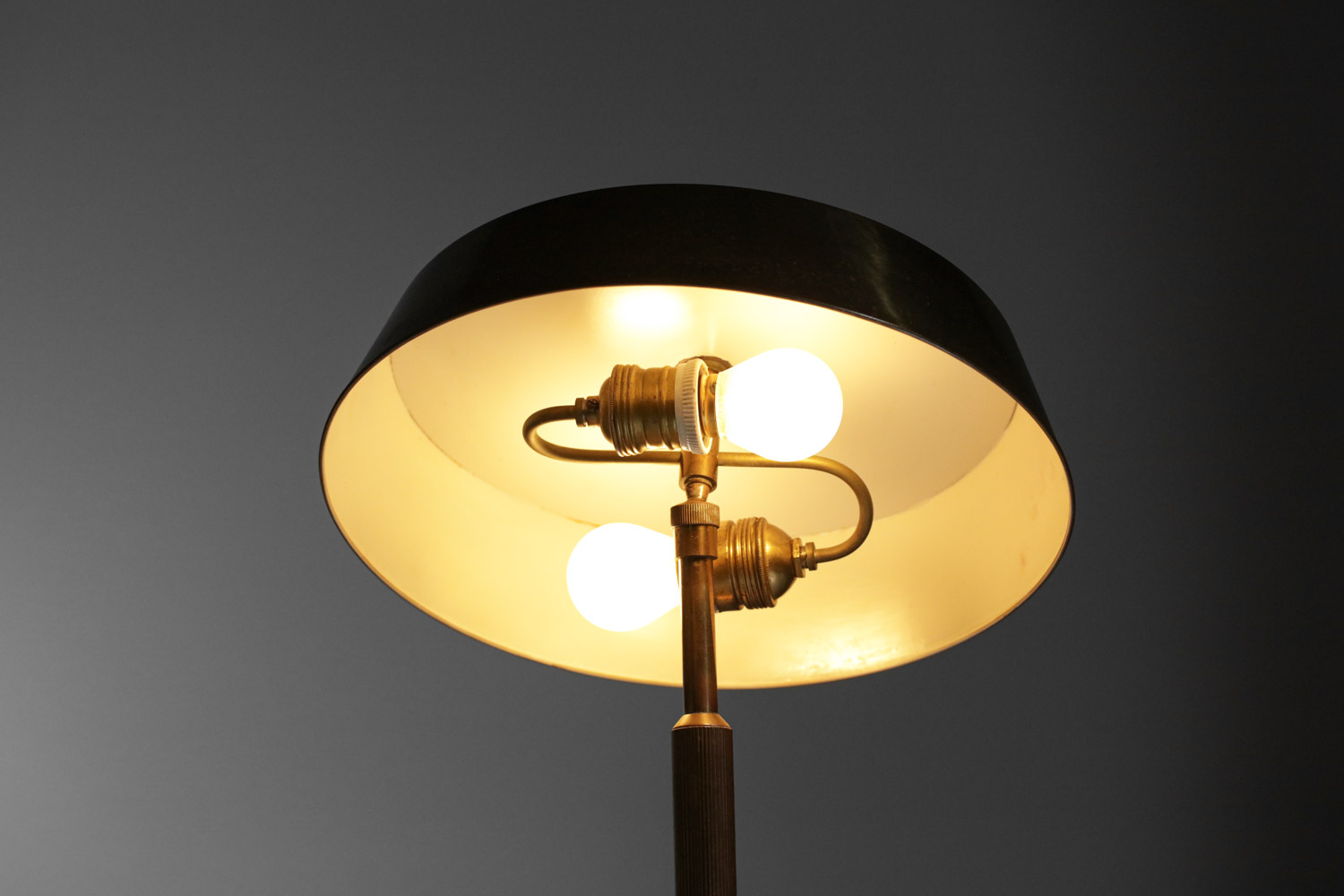 lampe de table italienne Oscar Torlasco des années 60 en laiton massif - G403
