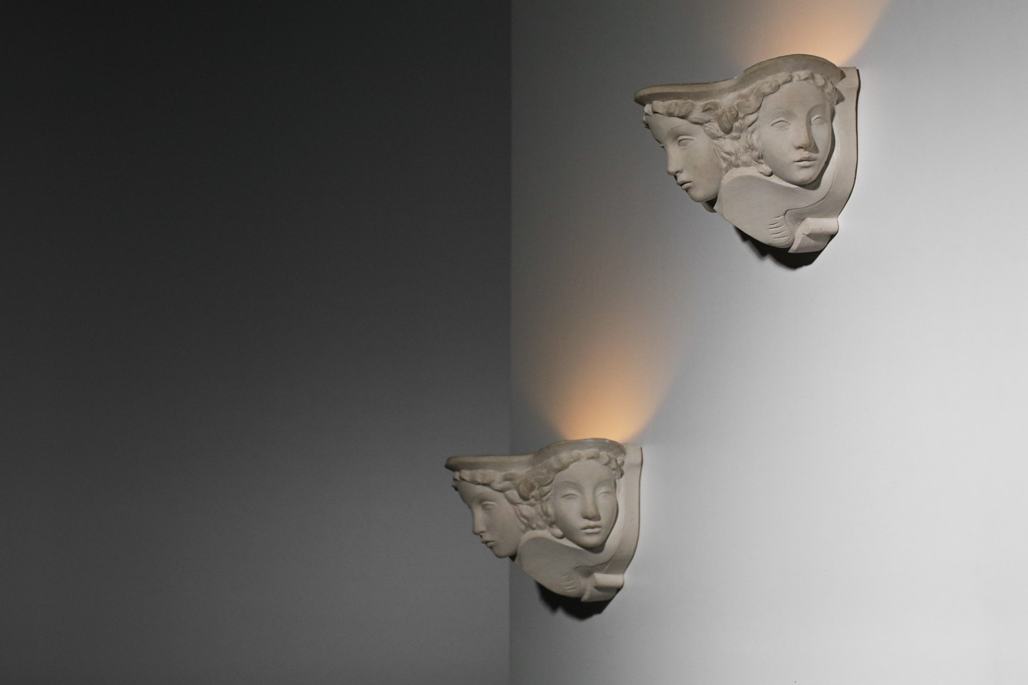 paire d'appliques Vadim Androusov art déco en plâtre 3 têtes de sirène André Arbus - G893 - G894