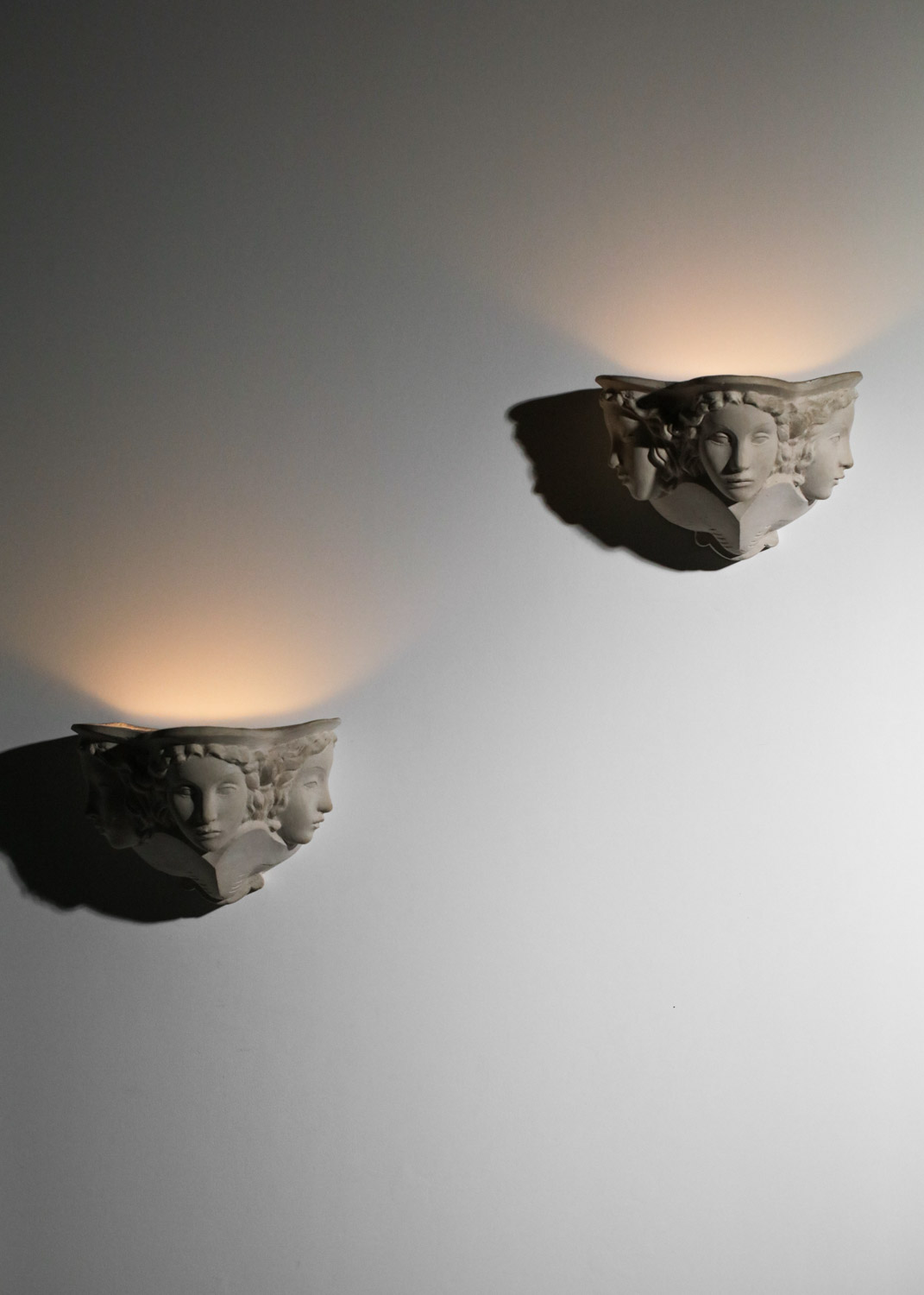 paire d'appliques Vadim Androusov art déco en plâtre 3 têtes de sirène André Arbus - G893 - G894