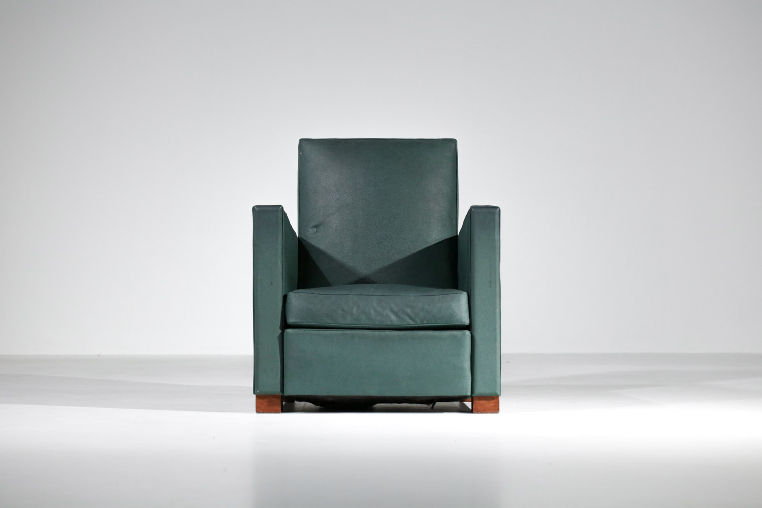 paire de fauteuils art déco modernistes simili cuir vert style Jacques Adnet - G829