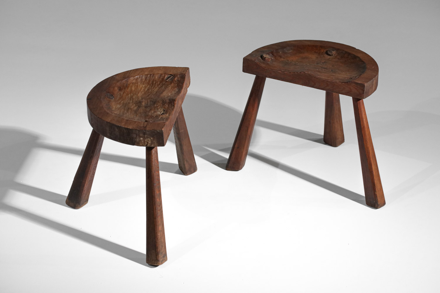 paire de tabourets tripodes rustiques brutalistes style Jean Touret artisan de Marolles - G588