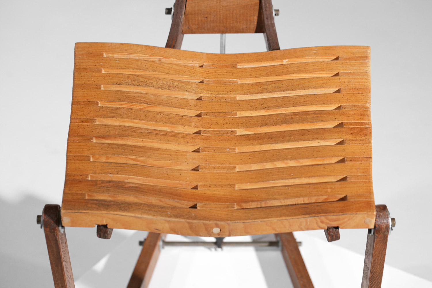 chaise artisanale pièce unique prototype monté sur vérin - G456