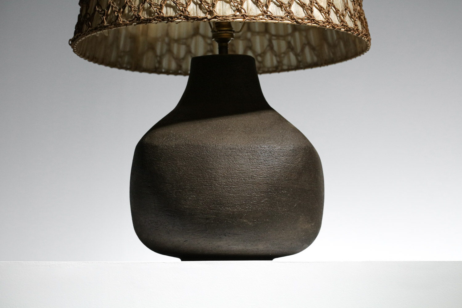 lampe en céramique signé JB en terre chamottée marron années 60/70 forme libre - G387