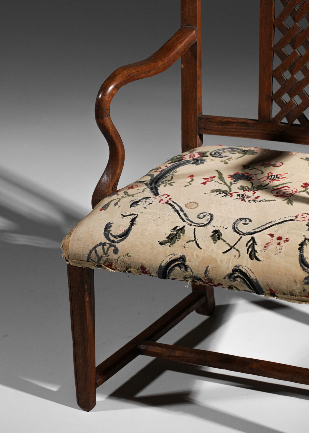 paire de chaises accoudoirs fauteuils décoratifs en chêne massif et tapisserie années 40 - G353