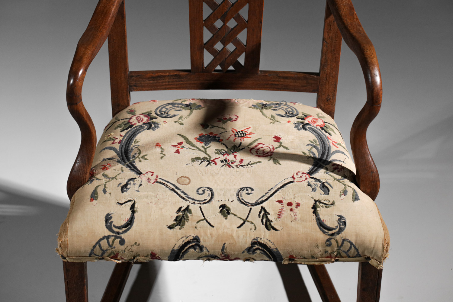 paire de chaises accoudoirs fauteuils décoratifs en chêne massif et tapisserie années 40 - G353