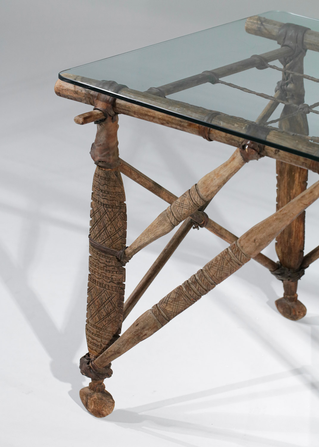 table console ethnique africaine des années 60 en bois et cuir - G819
